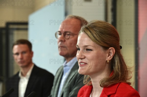 Matthias Miersch (centre), Chairman of the SPD parliamentary group, and Sonja Eichwede, one of the deputies, at the press statement in front of the parliamentary group meeting room in the Reichstag