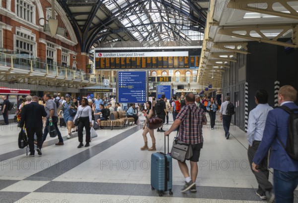 Concourse busy with passengers, Liverpool Street railway station, London, England, UK