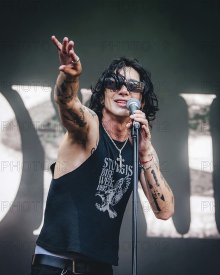 Remington Leith, singer of Palaye Royale live at the Zitadelle Spandau, Berlin, 21.06.2025