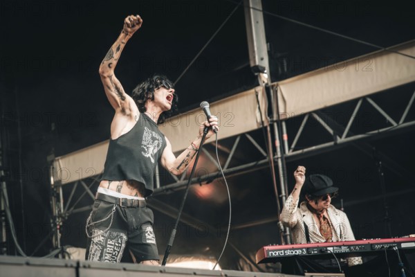 Remington Leith, singer of Palaye Royale live at the Zitadelle Spandau, Berlin, 21.06.2025