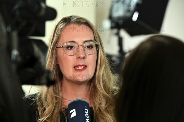 Katharina Dröge (Bündnis 90 / Die Grünen) in an interview with a newstime reporter