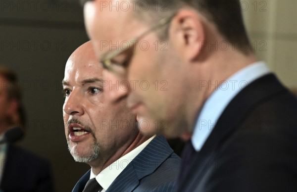 On the right, the chairman of the CDU/CSU parliamentary group, Jens Spahn (CDU), and his deputy Alexander Hoffmann (CSU) at the weekly press statement in front of the parliamentary group meeting room in the Reichstag. This time it was about the expert opinion on the purchase of masks, among other things