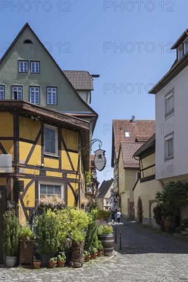 Die Webergasse in der historischen Altstadt von Esslingen mit historischen Fachwerkhäusern, Esslingen am Neckar, Landkreis Esslingen, Baden-Württemberg, Deutschland