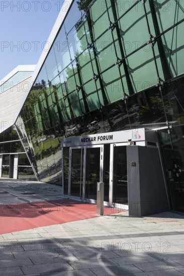 Das Neckarforum, moderne Architektur mit Glasfassade in der Innenstadt von Esslingen am Neckar, Landkreis Esslingen, Baden-Württemberg, Deutschland