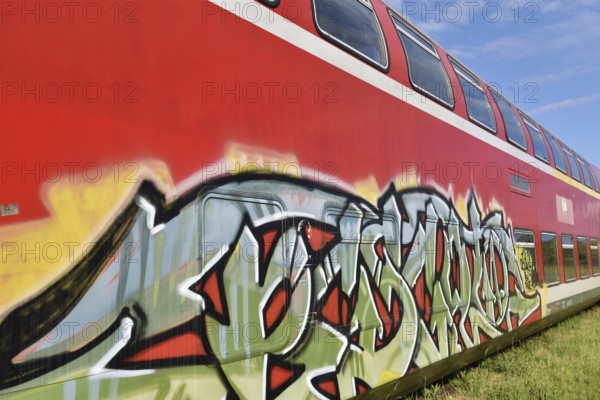 Double-decker carriage, double-decker train, double-decker carriage with graffiti