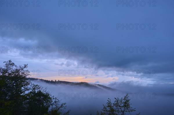 Landscape with rolling hills and trees in the mist as the sun rises, summer, Rhine bend Boppard, Gedeonseck, Boppard, Rhine, Rhine-Hunsrück district, Rhineland-Palatinate, Germany