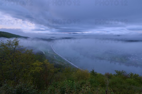 A river flows through misty hills at dusk, summer, Rhine bend Boppard, Gedeonseck, Boppard, Rhine, Rhine-Hunsrück district, Rhineland-Palatinate, Germany