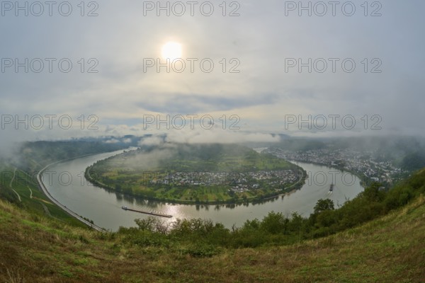 Picturesque river landscape with gentle hills and clouds in the haze of the sun, summer, Rhine bend Boppard, Gedeonseck, Boppard, Rhine, Rhine-Hunsrück district, Rhineland-Palatinate, Germany