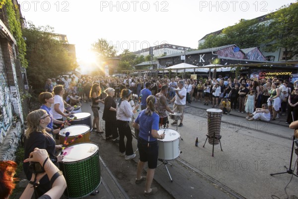 The band Berlin Percussion plays on the RAW grounds as part of the Fête de la Musique. The music event, which originated in France, has been held as a street event on the longest day of the year on 21 June since 1982. The Fête de la Musique has also been held in Berlin since 1995 and is celebrating its 30th anniversary this year. 21.06.2025