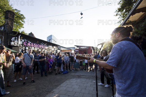 The Chrosiv choir plays and sings in front of the bathhouse on the RAW site as part of the Fête de la Musique. The music event, which originated in France, has been held as a street event on the longest day of the year on 21 June since 1982. The Fête de la Musique has also been held in Berlin since 1995 and is celebrating its 30th anniversary this year. 21.06.2025