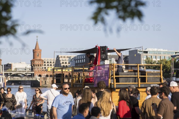 DJ on a houseboat on the Spree in front of the Oberbaum Bridge as part of the Fête de la Musique. The music event, which originated in France, has been held as a street event on the longest day of the year on 21 June since 1982. The Fête de la Musique has also been held in Berlin since 1995 and is celebrating its 30th anniversary this year. 21.06.2025