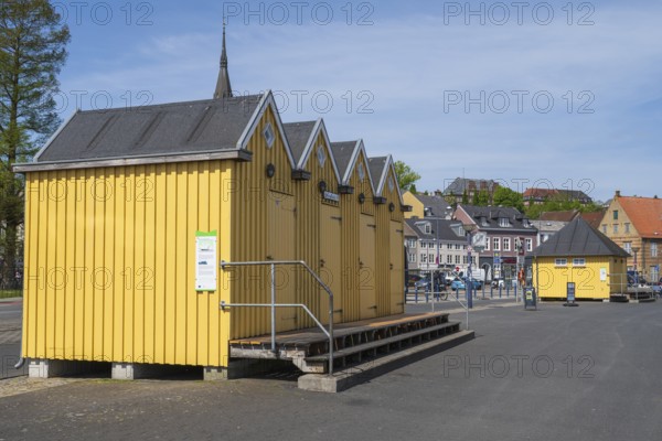 Yellow wooden houses on the promenade, pavilion, show booth, historic harbour, Flensburg, Flensburg Fjord, Baltic Sea, Schleswig-Holstein, Germany
