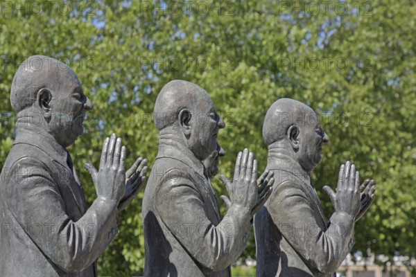 Sculpture The Claque by Guido Messer 1987, modern art, four male figures clapping hands, arms, applause, applauding, synchronised, funny, fun, Pforzheim, Northern Black Forest, Black Forest, Baden-Württemberg, Germany