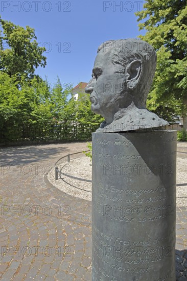 Memorial to SPD politician and mayor of Ettlingen Hugo Rimmelspacher, Stele, Hugo-Rimmelspacher-Platz, Ettlingen, Black Forest, Northern Black Forest, Baden-Württemberg, Germany