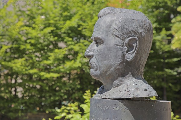 Monument to SPD politician and mayor of Ettlingen Hugo Rimmelspacher, head, detail, Hugo-Rimmelspacher-Platz, Ettlingen, Black Forest, Northern Black Forest, Baden-Württemberg, Germany