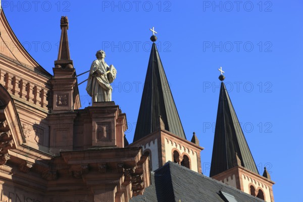 Detail of the Neumünster, Neumünster St John the Evangelist and St John the Baptist, former collegiate monastery, Neumünster Abbey, Neumünster collegiate monastery, in the background the towers of St Kilian's Cathedral, Würzburg, Lower Franconia, Bavaria, Germany