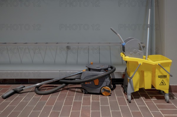 Hoover and mobile cleaning bucket