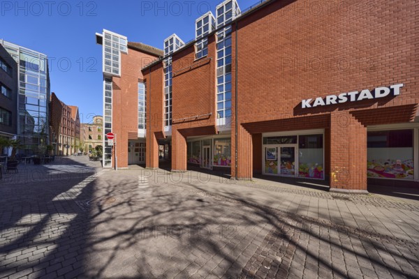 Karstadt Galeria Kaufhof, department stores', brick building, modern architecture, pedestrian zone, entrance area, blue cloudless sky, Heinrich-Brüning-Straße, Münster, Münsterland, independent city, North Rhine-Westphalia, Germany
