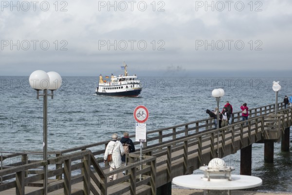 Pier, walker, excursion ship MS Adler IV, Kühlunsborn Ost, Baltic Sea, Baltic Sea resort, Kühlungsborn, Rostock district, Mecklenburg-Western Pomerania, Germany