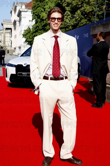 Bert Heldt (opera.bert Influencer Instagram) arriving at Charles Gounod's Roméo et Juliette after William Shakespeare at the Staatsoper für Alle on Bebelplatz in Berlin on 21 June 2025
