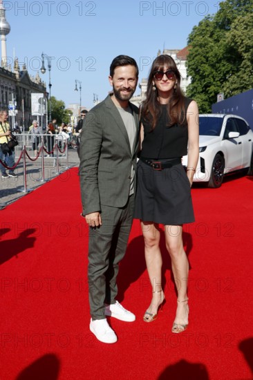 Franz Dinda and Elise Dinda arriving for Charles Gounod's Roméo et Juliette after William Shakespeare at the Staatsoper für Alle on Bebelplatz in Berlin on 21 June 2025