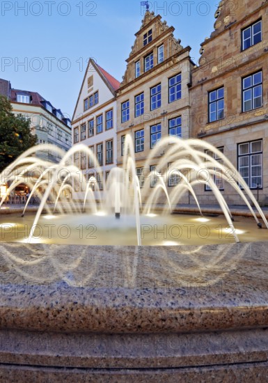 Old market with fountain and town houses in the evening, Bielefeld, East Westphalia-Lippe, North Rhine-Westphalia, Germany
