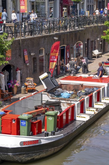 The historic centre of Utrecht, Oudegracht, around 2 km long with many old houses, the rubbish collection comes by boat, directly on the canal, many bridges, boat traffic of all kinds, canal tour, Netherlands