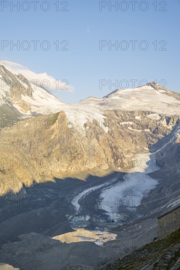 View from Franz Joseph Höhe into the mountains (Großglockner) with Pasterze on a sunny day at Hochalpenstraße, Pinzgau, Salzburg, Austria