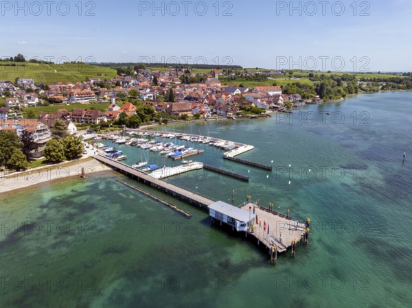 Luftbild von der Bodenseegemeinde Hagnau, Winzerdorf und beliebter Ferienort am Bodensee, mit dem am 23.Mai 2025 eingeweihten, neuen Westhafen, Yachthafen und der Schiffanlegestelle, Bodenseekreis, Baden-Württemberg, Deutschland