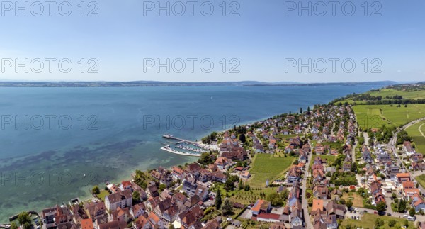 Luftbild, Panorama von der Bodenseegemeinde Hagnau, Winzerdorf und beliebter Ferienort am Bodensee, mit dem am 23.Mai 2025 eingeweihten, neuen Westhafen, Yachthafen und der Schiffanlegestelle, Bodenseekreis, Baden-Württemberg, Deutschland