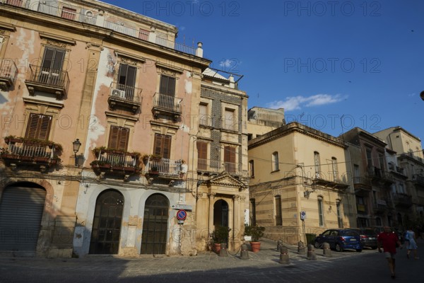 Street scene with old buildings and balconies under a blue sky, Ortigia Island, Isola di Ortigia, historic city centre, Syracuse, Sicily, Italy