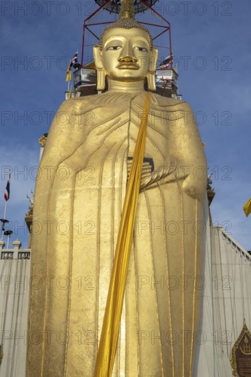 32 metre high standing Buddha decorated with glass mosaics and 24 carat gold, the upper knot of the Buddha image contains a relic of Lord Buddha, which was brought from Sri Lanka, Luang Pho To or Phrasiariyametri, Wat Intharawihan, the temple was built at the beginning of the Ayutthaya period, Bangkok, Thailand