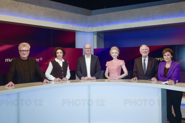 From left to right: Hans-Ulrich Joerges (columnist and journalist), Katharina Hamberger (DLF capital city correspondent), Matthias Deiss (Deputy Head of the ARD capital city studio), Sandra Navidi (USA expert and author), Roland Berger (business and political consultant), Sandra Maischberger (presenter), in the ARD talk show maischberger in the Berlin Adlershof studio. Berlin, 17.06.2025