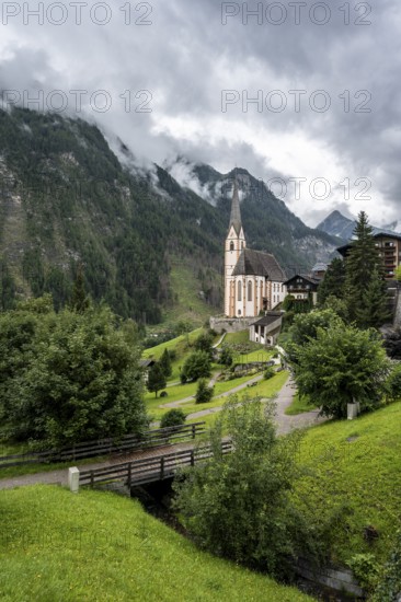 Parish church of St Vincent in Heiligenblut, cloudy mountain landscape, courtyard, Heiligenblut am Großglockner, Carinthia, Austria
