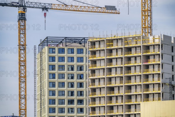 Construction of over 920 student flats at Cambridgelaan in the Science Park, University of Utrecht, High Five building, modular construction, all components, including the interior fittings with wet room, are prefabricated and assembled just in time on site, 20% cost savings and 50% shorter construction time, Netherlands