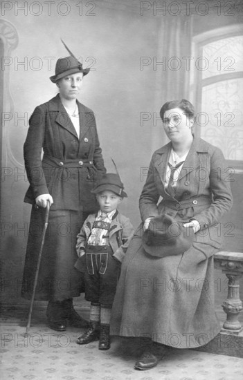 Family Bavaria, 1930s, Three people in traditional traditional costume pose for a portrait in a studio, Historical photo