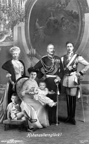 Hohenzollern family, 1900, A royal family poses elegantly for an official portrait, Historical photo