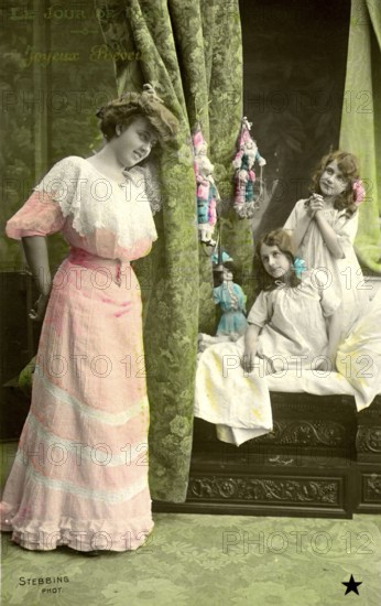 Mother with 2 girls, 1910, Three woman in Victorian dresses posing in front of green curtains, Historical photo
