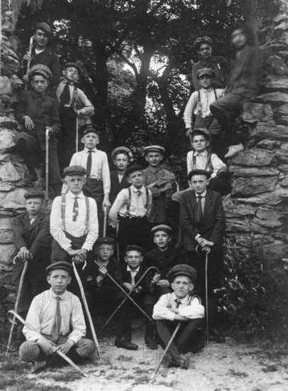 Group photo, 1920s, Group of boys in historical surroundings with walking sticks, Black and white photo, Historical photo