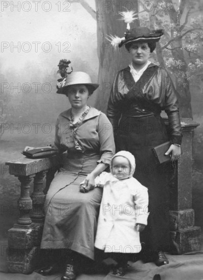 Two woman with a child, 1920s, Two elegantly dressed woman with a small child in a studio, Historical photo