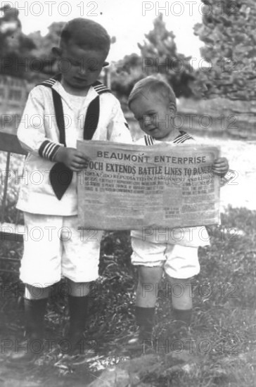 Two children reading a newspaper, First World War, 1910s, Two children in sailor suits reading a newspaper, looks curious and old-fashioned, Historical photo