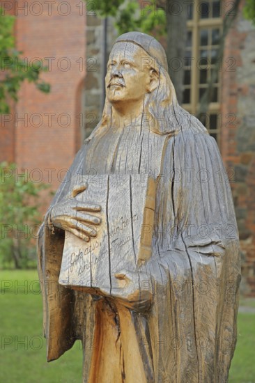 Monument from 1911 to hymn poet Paul Gerhardt and book with songbook and inscription to the song : Geh aus mein Herz und suche Freud, Kirchenlied, Choralbuch, halten, Liedtext, Lied, Text, Inschrift, Titel, Freude, suchen, Holzskulptur, Holzschnitzerei, Gräfenhainichen, Sachsen-Anhalt, Germany
