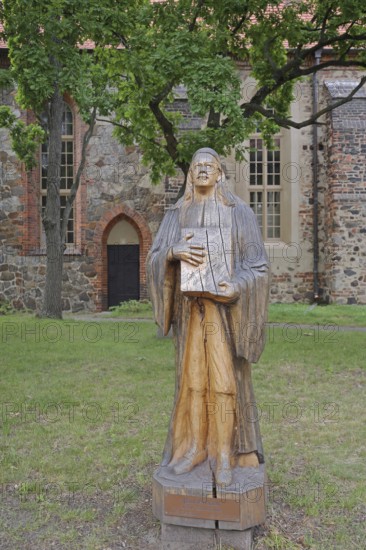 Monument from 1911 to hymn poet Paul Gerhardt and book with songbook and inscription to the hymn : Geh aus mein Herz und suche Freud, hymn, chorale book, hold, hymn text, song, text, inscription, title, joy, seek, wood sculpture, wood carving, church, Gräfenhainichen, Saxony-Anhalt, Germany