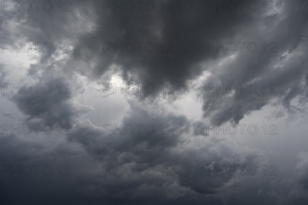Dramatische Wolkenformation vor einem Sommergewitter, aufziehendes Unwetter, Extremwetter, formatfüllend, Baden-Württemberg, Deutschland