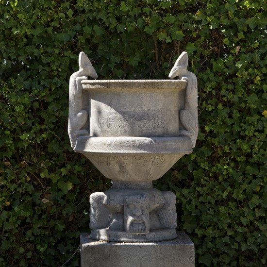 Sculpture Jackal Vase by Bernhard Hoetger in the plane tree grove on the Mathildenhöhe, UNESCO World Heritage Site, Darmstadt, Hesse, Germany