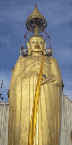 32 metre high standing Buddha decorated with glass mosaics and 24 carat gold, the upper knot of the Buddha image contains a relic of Lord Buddha, which was brought from Sri Lanka, Luang Pho To or Phrasiariyametri, Wat Intharawihan, the temple was built at the beginning of the Ayutthaya period, Bangkok, Thailand