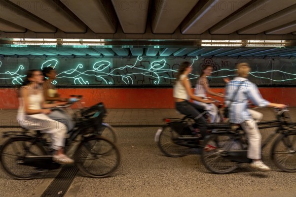 Central cycle path Walkway railway subway, Smakkelaarskade, cycle highway, at the central station, Utrecht Centraal, Netherlands