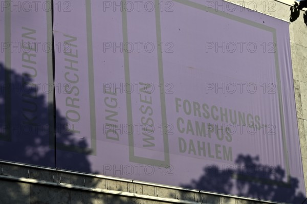 The Dahlem Research Campus is the name given to the scientific and academic institutions and museums surrounding the Freie Universität Berlin, which is located in the south-west of Berlin. These banners stand in front of the state museums in Lansstraße