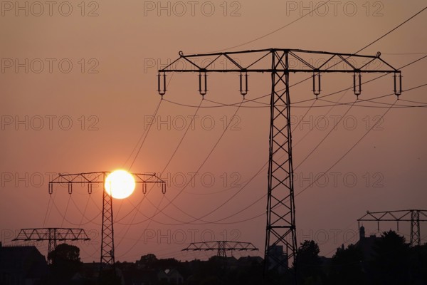 Transmission of energy with high-voltage lines, symbolic image for the energy transition, evening sun, Germany