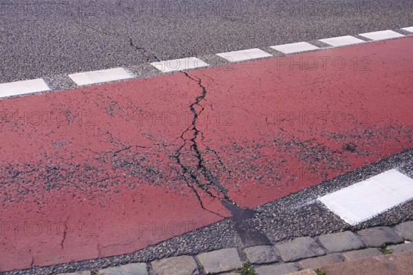 Symbolic image of cycle path in need of renovation, Germany
